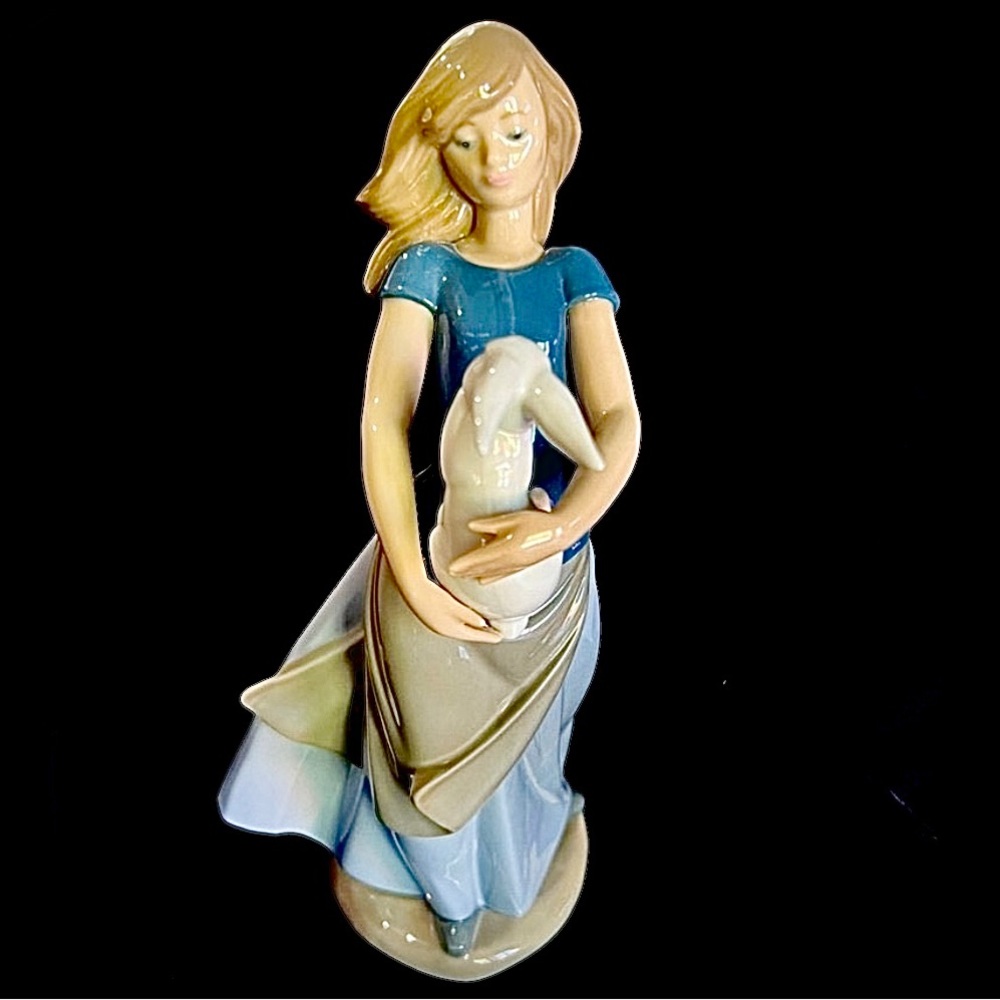 Nao Porcelain Figurine by Lladro Girl with bunny (rabbit)